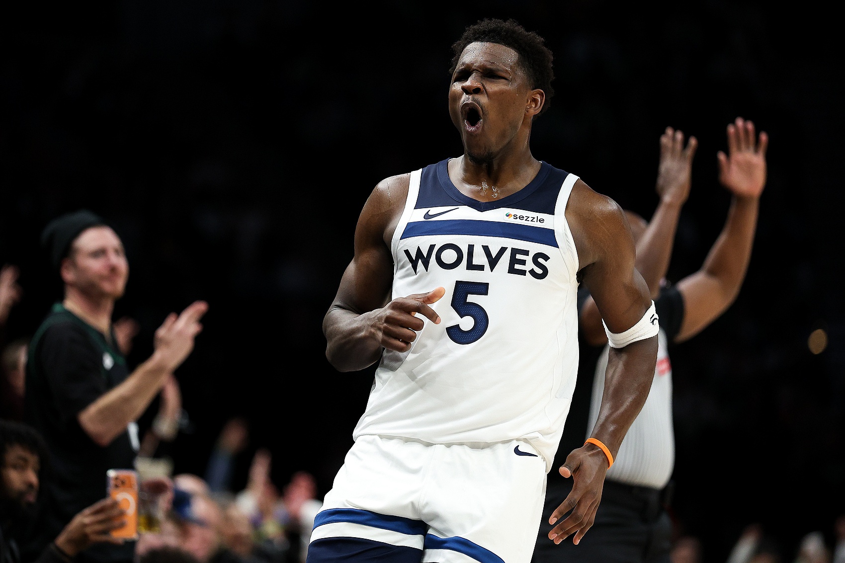 开云移动客户端-场均28.9分5板！明天森林狼客战雄鹿 爱德华兹因伤病管理缺阵